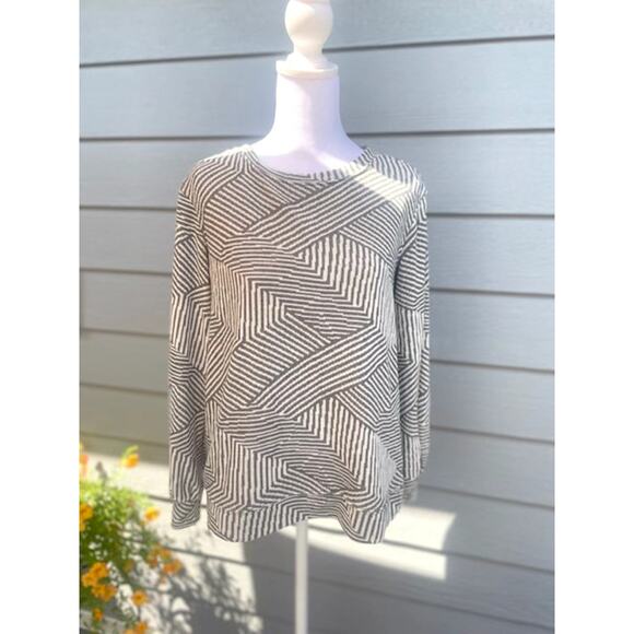 Ellen Tracey Size Medium Sweater Gray & White Chevron Pattern Crew Neck - Picture 1 of 6